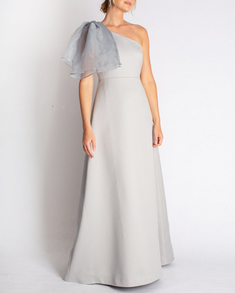 A combination of modern romantic & classic style in the Vivienne Gown. Asymmetrical, fit & flare silhouette with an effortless organza tie on the shoulder. Made in a structured material that drapes effortlessly. 